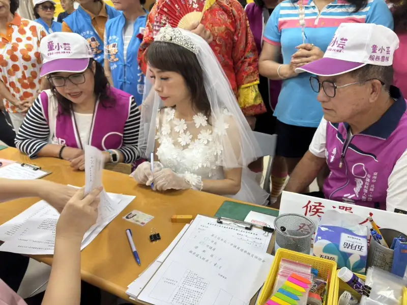 披白紗「嫁給台南」  童小芸登記參選台南市議員