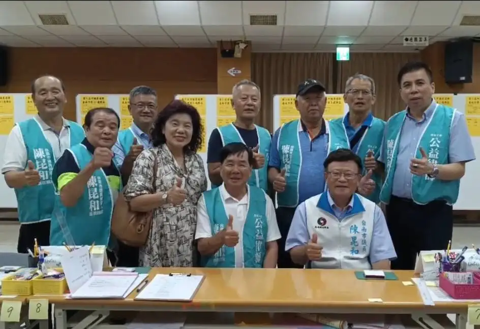 市議員參選人陳昆和3日前往台南市選舉委員會完成登記。(陳昆和提供)