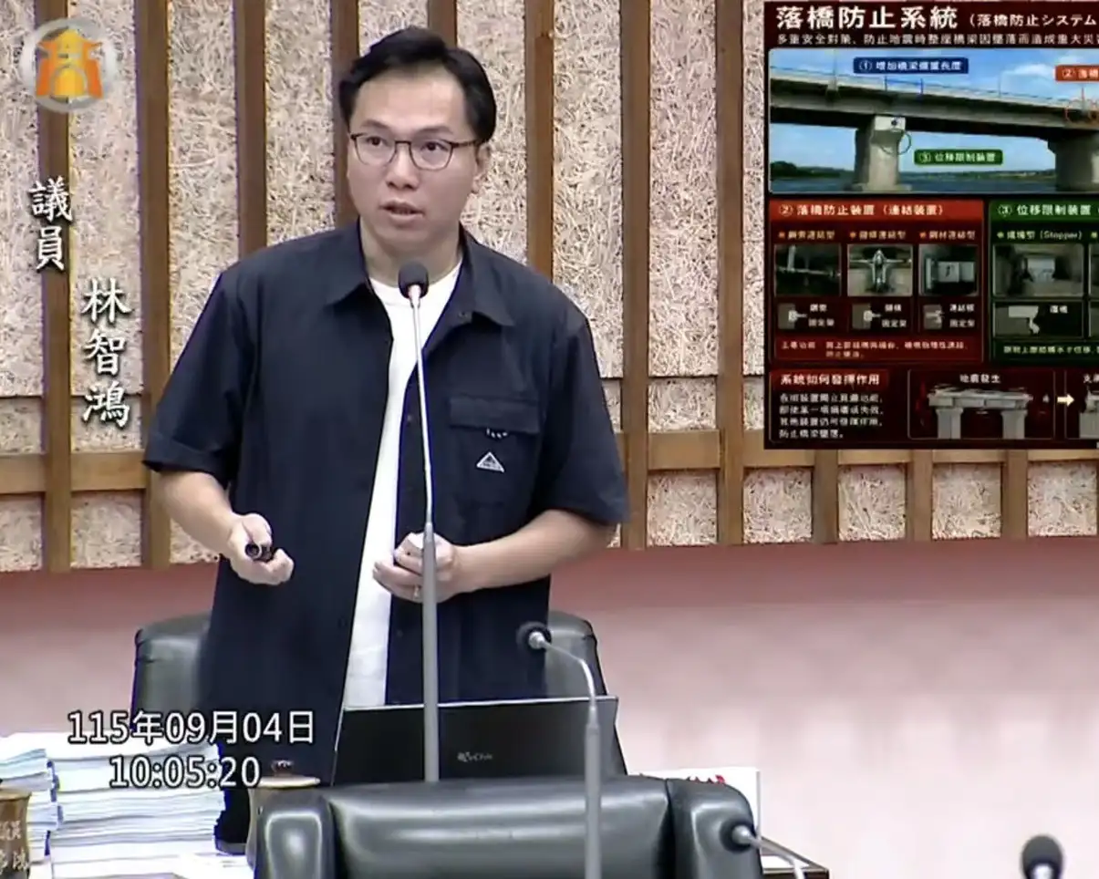 高雄市議員林智鴻在議會工務部門質詢，要求市府全面盤點高齡、橋齡不詳及重要救災動線橋梁，並加強防落橋設施與汰舊更新，提升橋梁防災韌性。（記者吳文生攝）