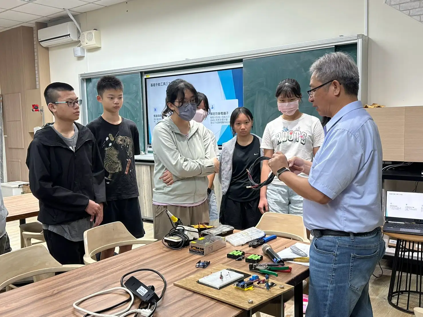 講師向學員介紹驅鳥器所需電子零件及功能，透過實物講解建立基礎電路與智慧控制概念。(圖/ 南方實作基地提供)