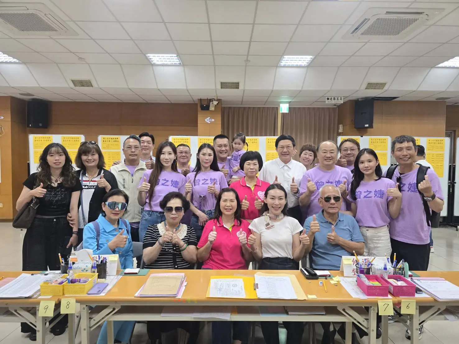 曾之婕（前排右二）完成市議員參選登記，家人、支持者及地方人士到場陪同，為她加油打氣。(圖/曾之婕提供)