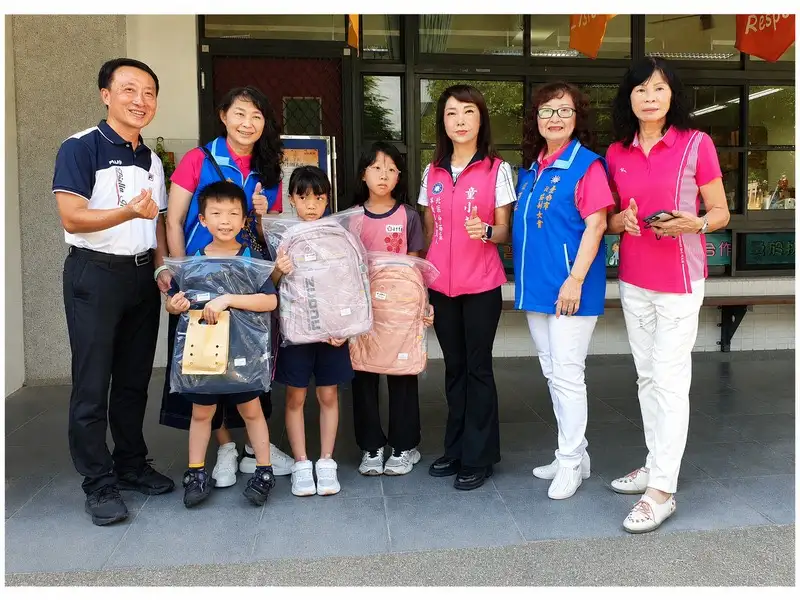 北區民眾服務社理事長童小芸偕同愛心社團及民意代表前往大光國小，致贈十二個書包及助學金，陪伴弱勢學童迎接新學期。（圖／北區民眾服務社提供）