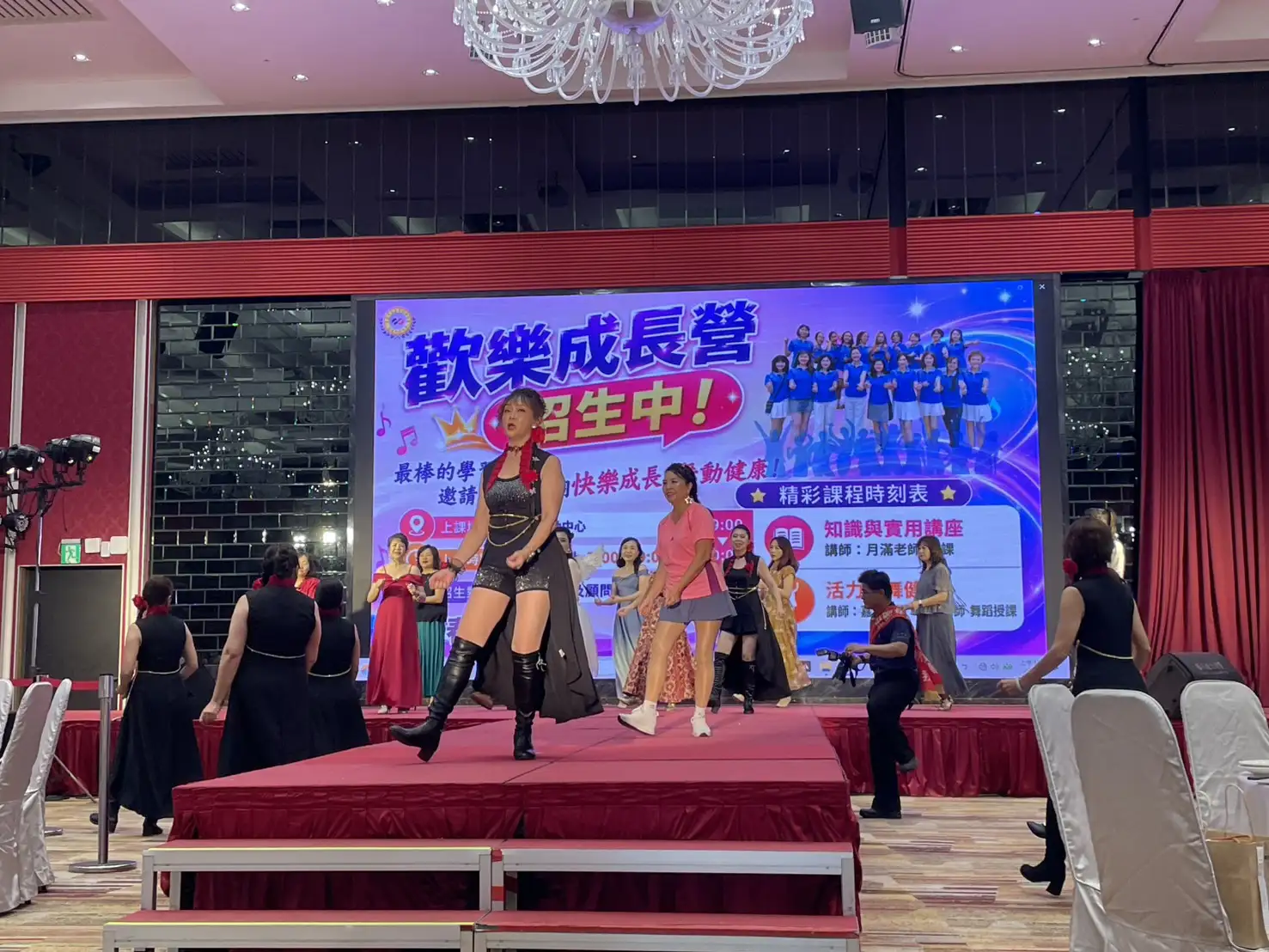 老闆娘協會會員使出渾身解數，以歌舞及走秀展現七O至九O年代流行風格，現場充滿懷舊氣氛。(圖/協會提供)