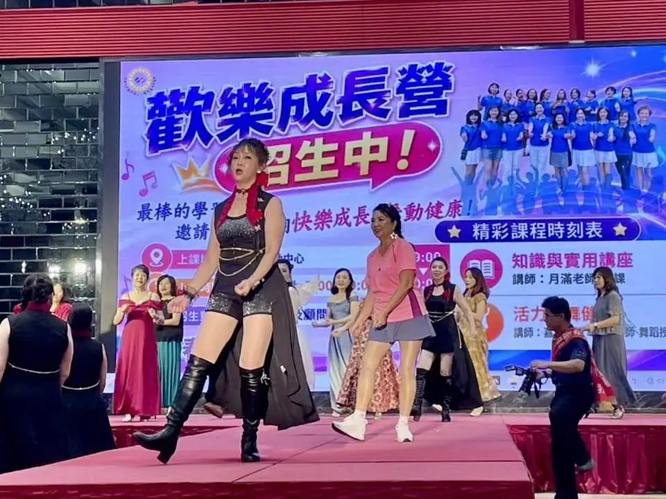 活動以懷舊．經典．好時光為主軸，在福爾摩沙酒店席開近百桌。（主辦單位提供）