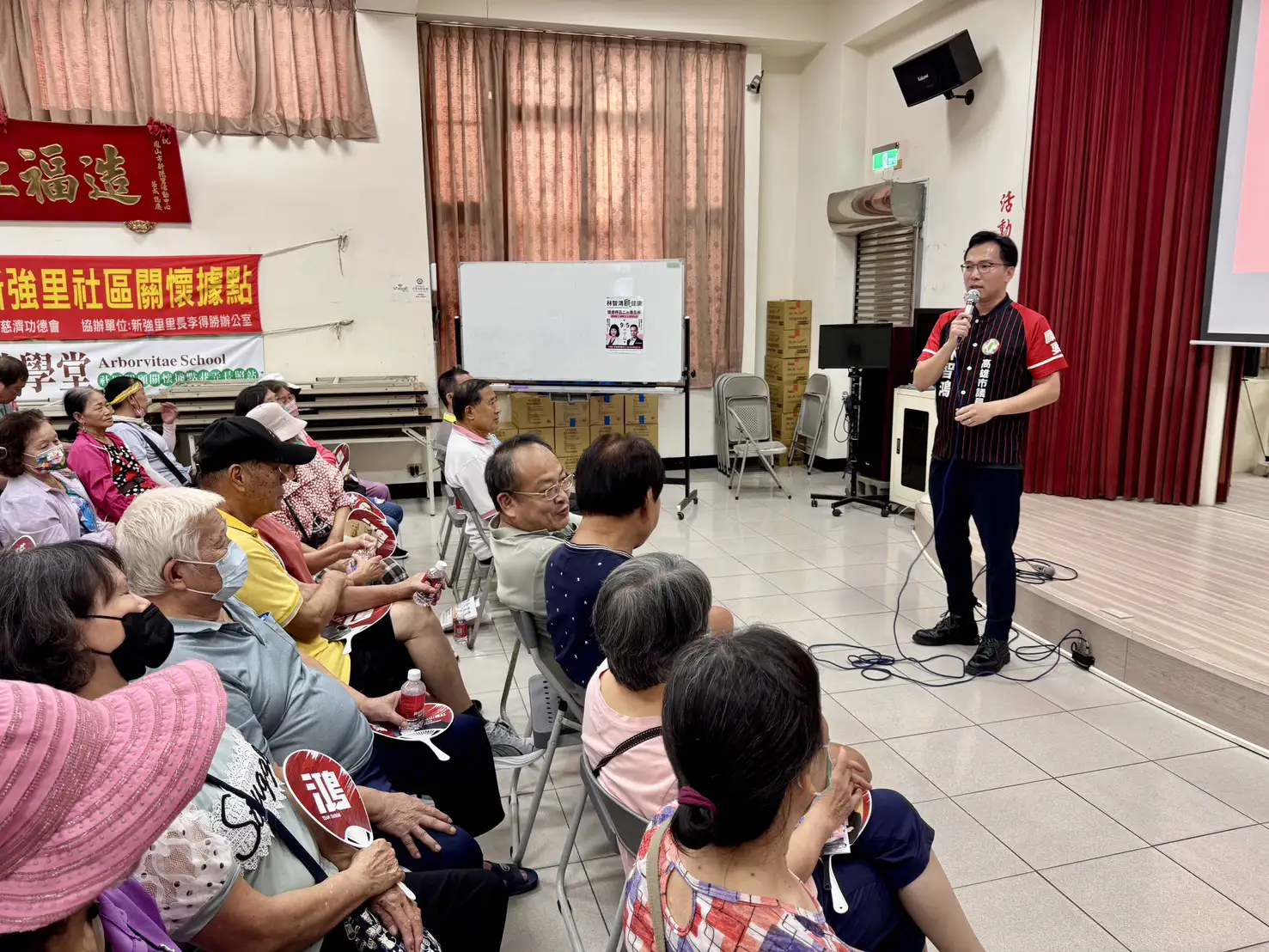 高雄市議員林智鴻在鳳山區新強里活動中心舉辦「顧健康防詐騙」講座，結合警政、醫療、里政及房仲業者，宣導防詐及健康保健觀念。（林智鴻辦公室)