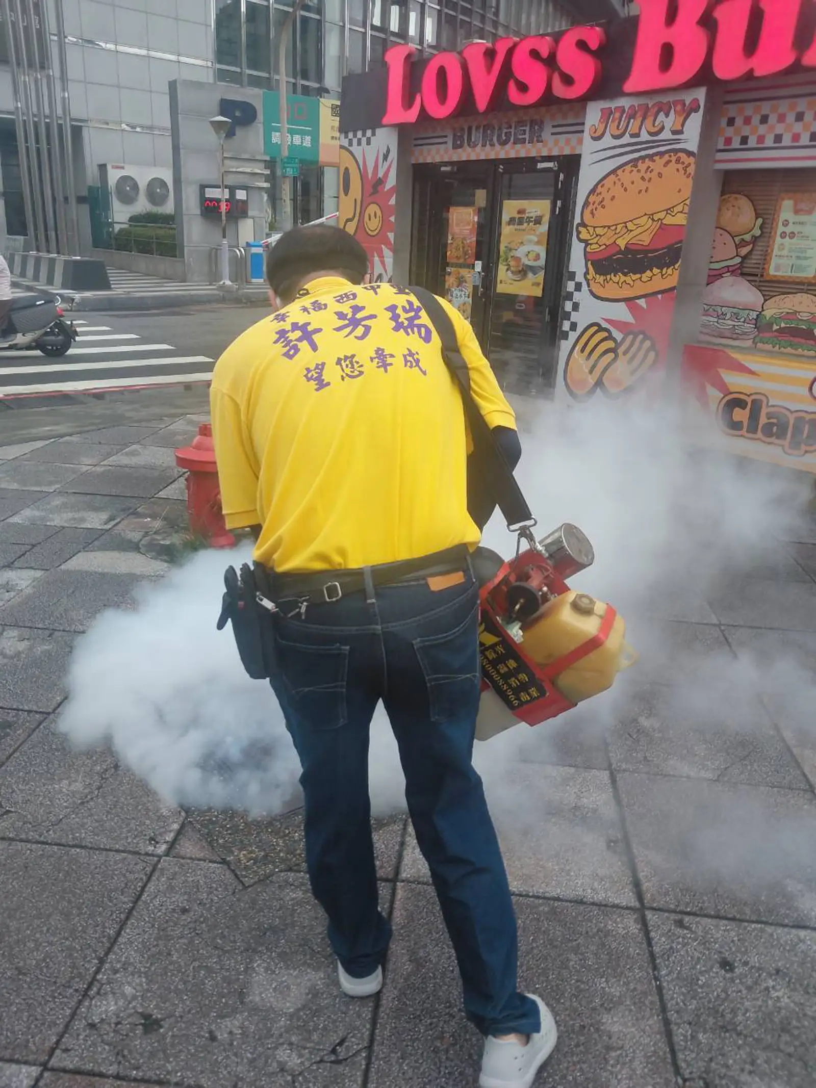 前鎮區西甲里長候選人許芳瑞帶領服務團隊進行雨後環境巡查，從清除髒亂、積水及病媒蚊孳生源做起，加強社區環境衛生，守護里民健康。（許芳瑞團隊提供）