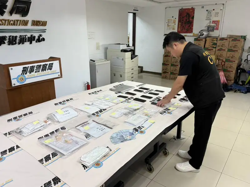 刑事局偵破大型詐欺、博弈洗錢水房，查扣作案手機、金融帳戶、存摺、筆電、公司發票單據及現金等相關證物，初步清查洗錢金額逾10億元。（警方提供）