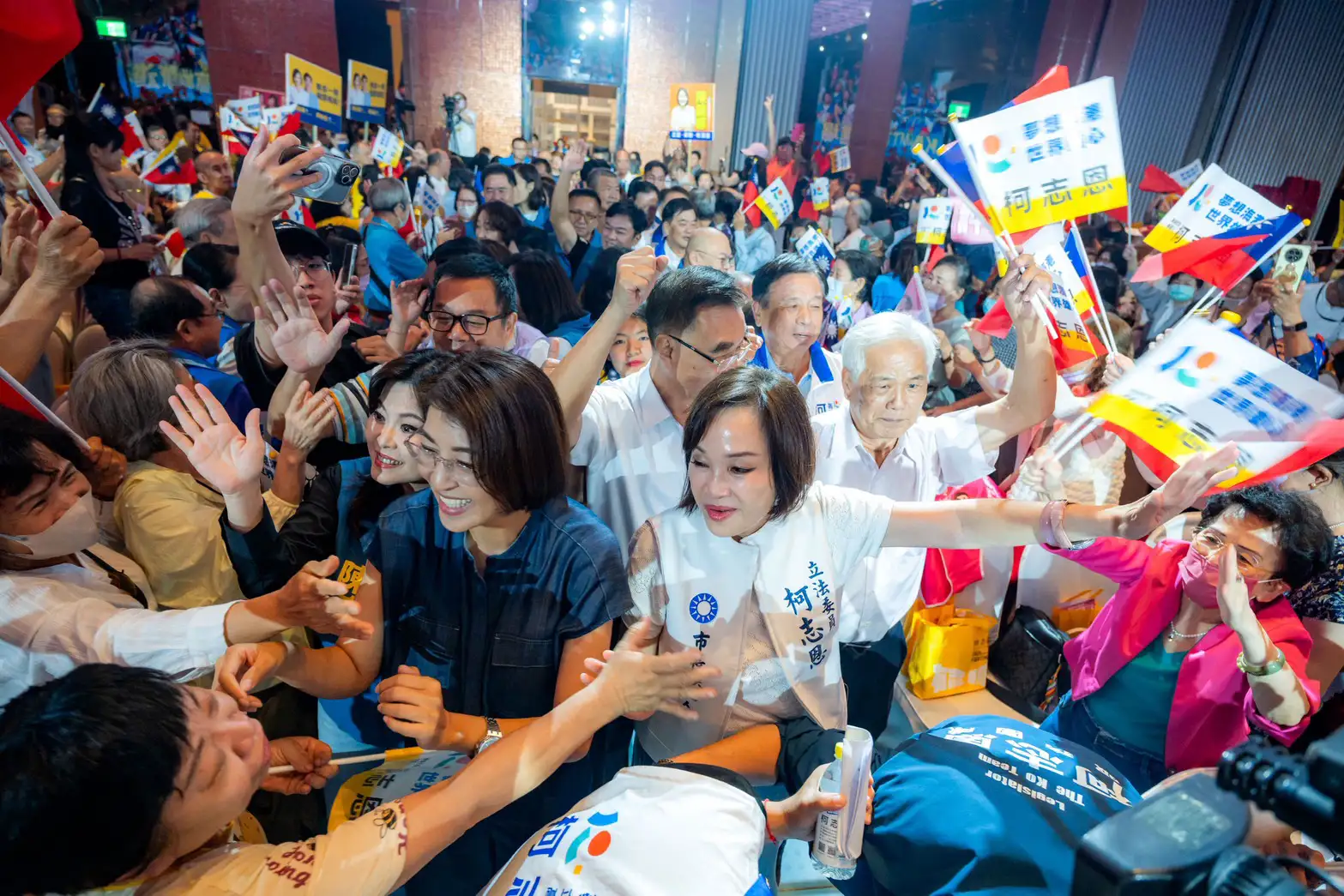 柯志恩5日下午成立南高雄競選後援會，南投縣長許淑華特別南下助陣，現場2000多名支持者熱情響應，齊喊「凍蒜」為柯志恩加油，展現基層團結支持的聲勢。（柯志恩團隊提供）