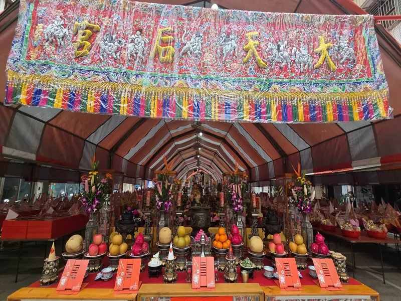 香客跨海獻外幣敬媽祖　祀典大天后宮普渡與信眾結緣