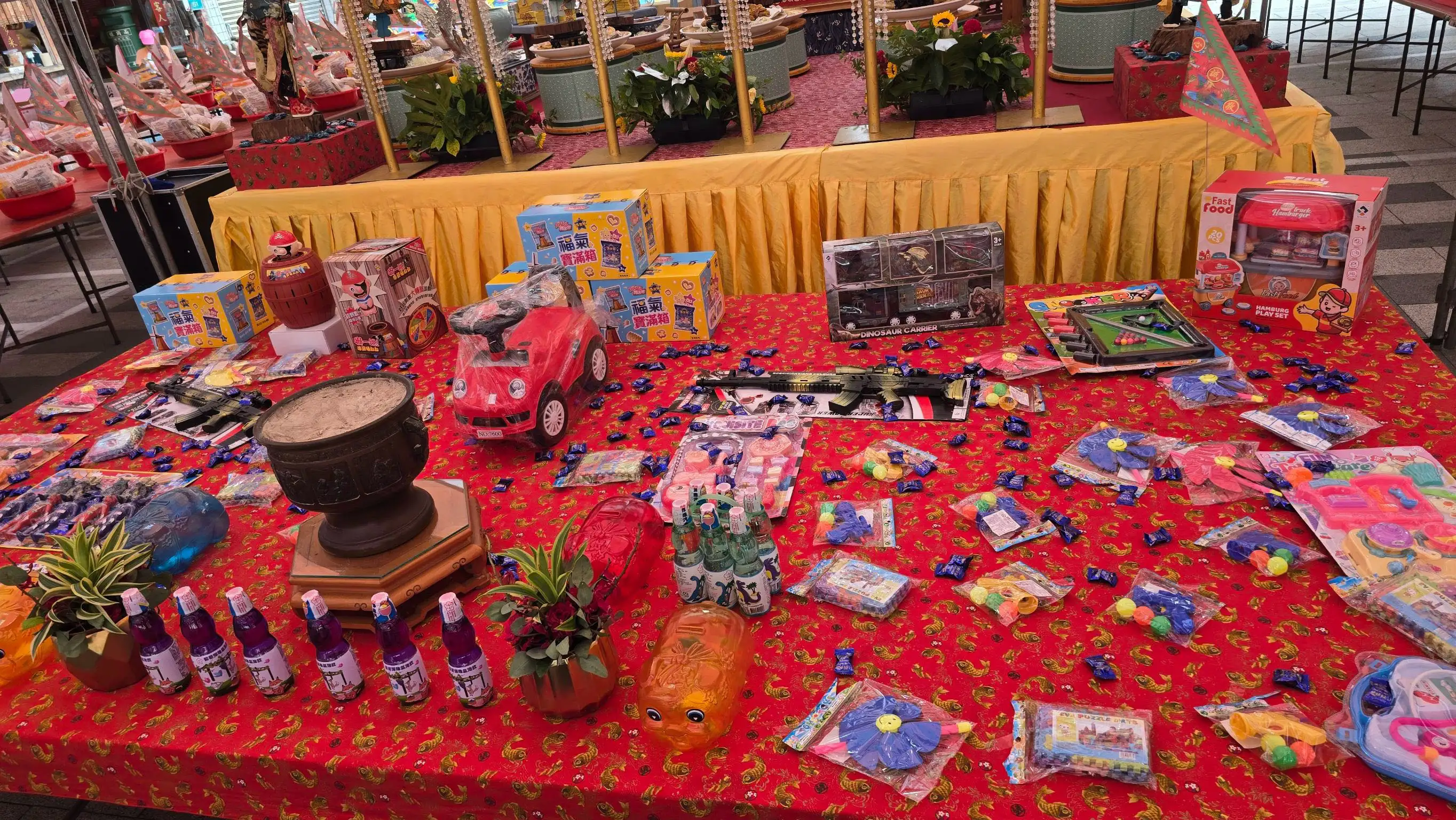 祀典大天后宮舉行年度中元普渡植福法會，祭壇除備有各式普品，也準備玩具、糖果等豐富供品，依循傳統科儀普施祈福。（大天后宮提供）