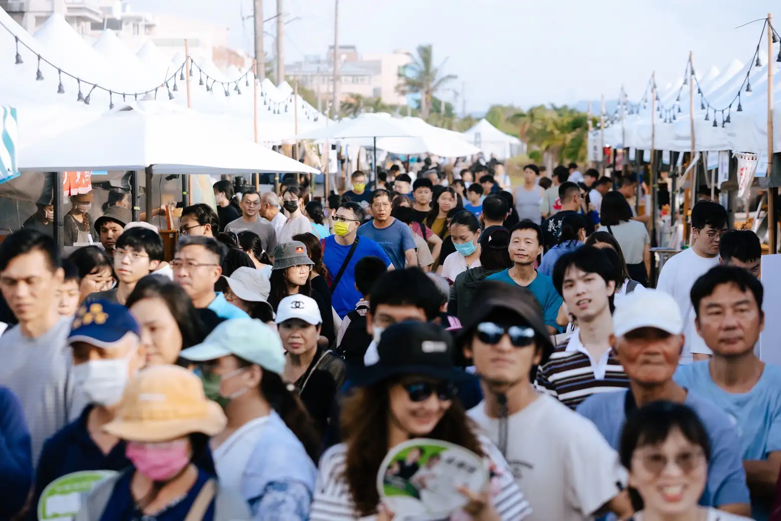 海線潮旅行音樂市集於梓官赤崁海濱熱鬧登場，吸引大批民眾到場同樂。（高雄市觀光局提供）