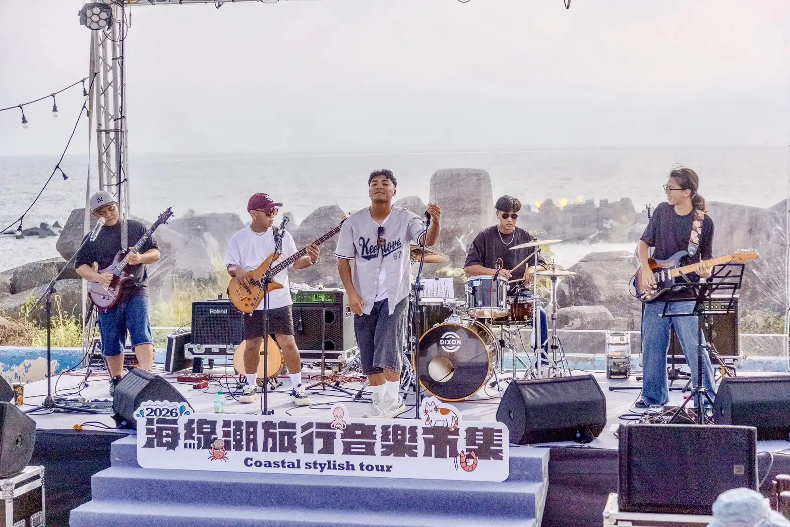 多組音樂人接力演出，民眾一邊欣賞音樂，一邊享受海風與夕陽，共度悠閒週末時光。（高雄市觀光局提供）