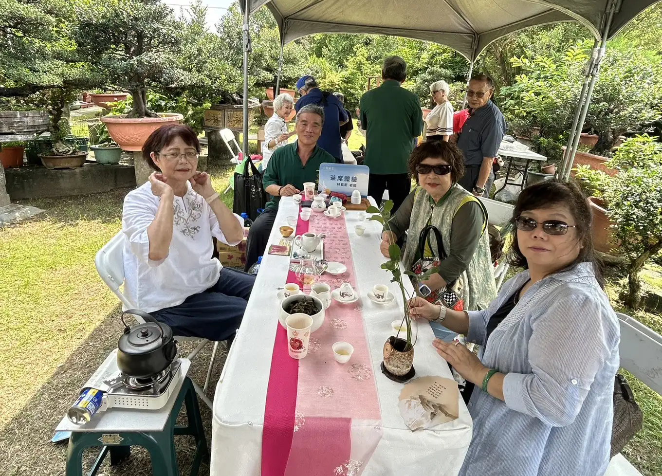 「文農軒」主人謝漢三以古樹、盆栽及茶席營造雅致環境，並搭配烤肉與共餐，讓中秋雅集增添生活交流與團圓氣氛。（記者吳文生攝）