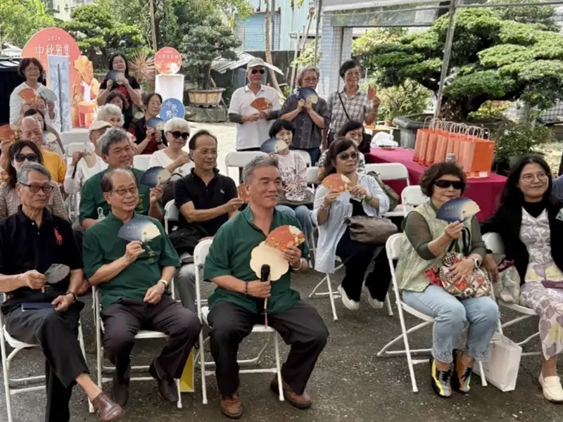 湧脈文化有限公司攜手高雄市十方藝術學會於仁武區「文農軒」舉辦「2026中秋雅集－天涯共此時」，與會貴賓及藝文人士合影留念，共同歡度中秋。（記者吳文生攝）