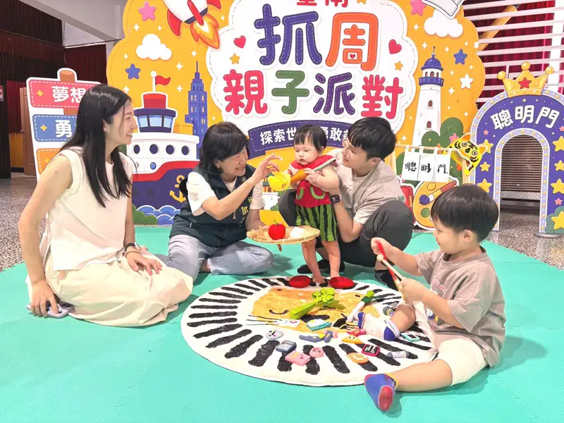 敲智慧鑼、過聰明門！台南寶寶抓周登場　近400親子留下幸福回憶