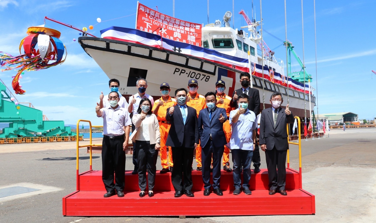 台船建造海巡署艦隊分署 100噸級巡防救難艇,新船下水典禮貴賓合影。