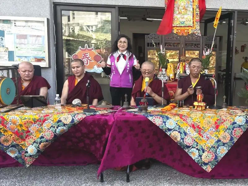 南都里舉辦「紅觀音祈福超度大法會」，里長高麗雲與四位來自西藏的仁波切共同祈福，祈願臺灣風調雨順、人民安樂。（記者范繼如攝）