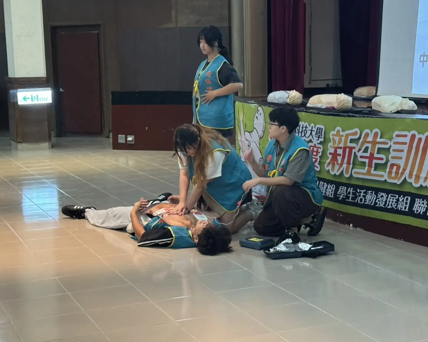 近2千名新生分成4個梯次，在衛生保健組及師長帶領下進行CPR與AED實際操作。(記者張振興攝)