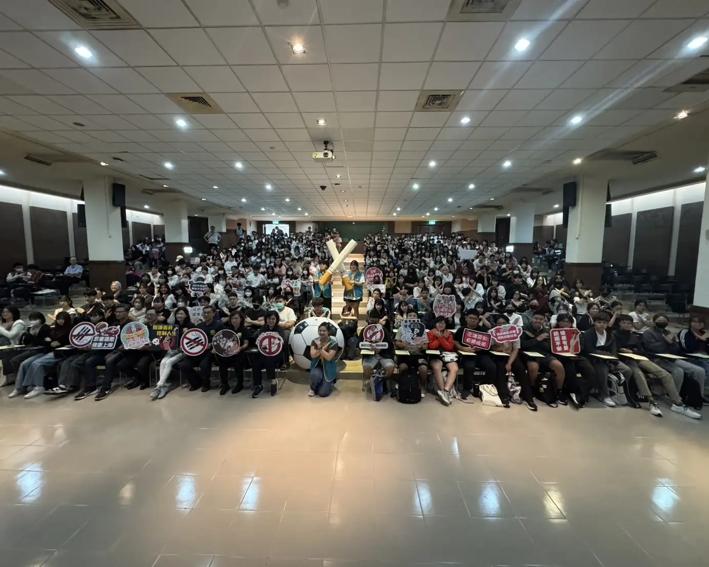 中華醫事科技大學9月7、8日展開為期2天的新生訓練，迎接來自各地近2千名新鮮人加入校園。(記者張振興攝)