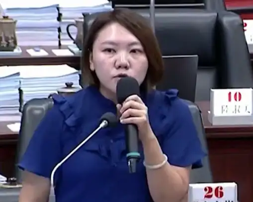 市議員邱于軒實地關注林園沿海路路況，指出前後投入約23億元改善後，部分路段仍有坑洞及標線等問題，要求市府重新檢討道路及大貨車專用道規劃。（記者吳文生攝）