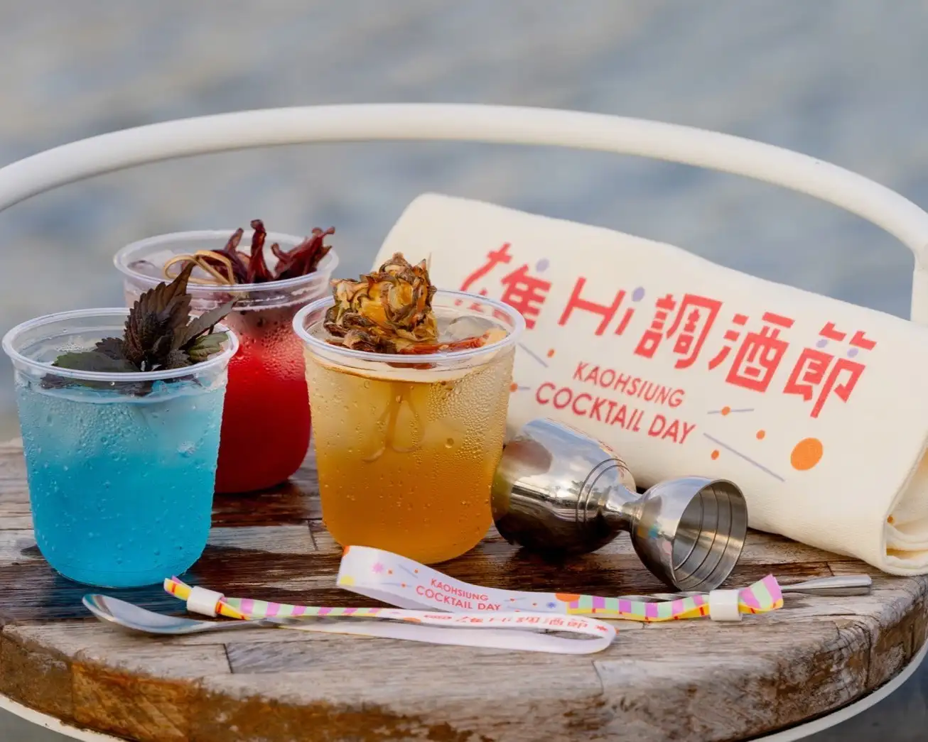 活動現場推出各式創意特調及無酒精飲品，融合不同食材與風味巧思，吸引民眾品味特色調飲。（高雄市觀光局提供）