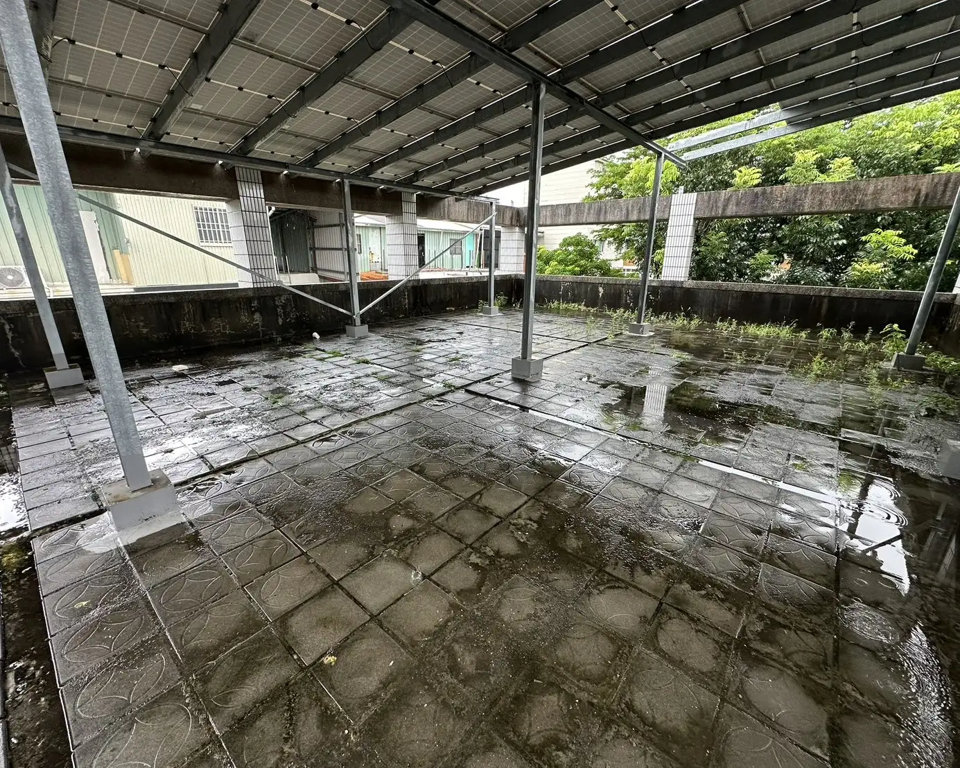 鳳東里活動中心豪雨過後出現屋頂積水及天花板漏水，市議員林智鴻要求市府儘速改善防水與排水問題，避免影響居民使用安全。（鳳東里辦公室提供）