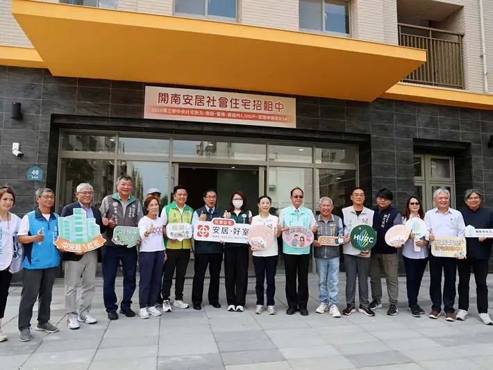 市長黃偉哲8日與國家住宅及都市更新中心董事長花敬群前往南區「開南安居」，實地走訪住宅單元及公共空間。(台南市政府提供)