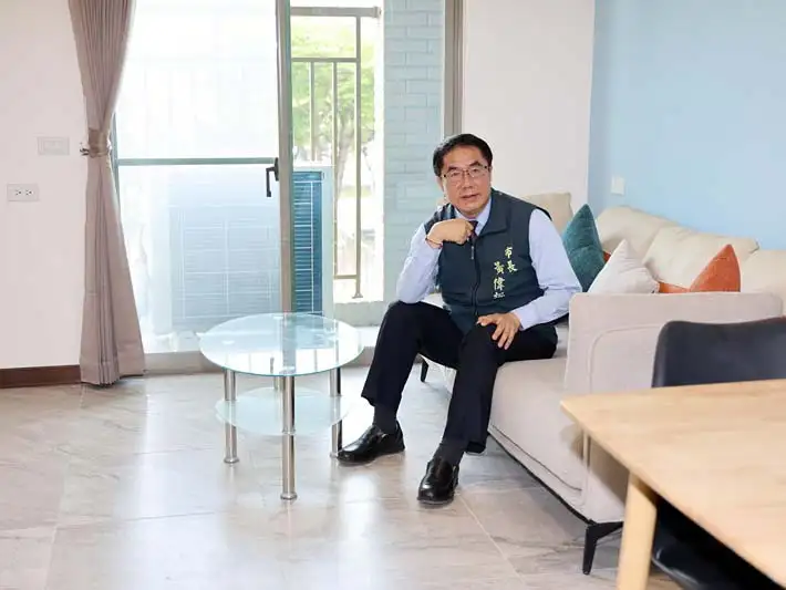 黃偉哲現場視察表示，整體環境打造全齡化友善規劃，讓各年齡層都能找到適合的住所。(台南市政府提供)