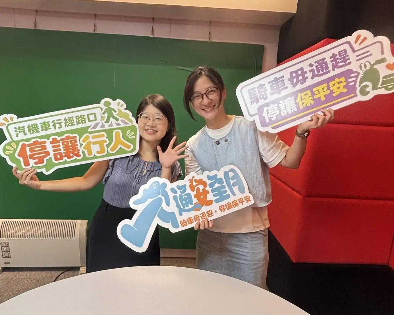 五分局9月1日交通安全月首日前往青春廣播電台接受專訪介紹今年交通安全月重點。(台南市警察局第五分局提供)