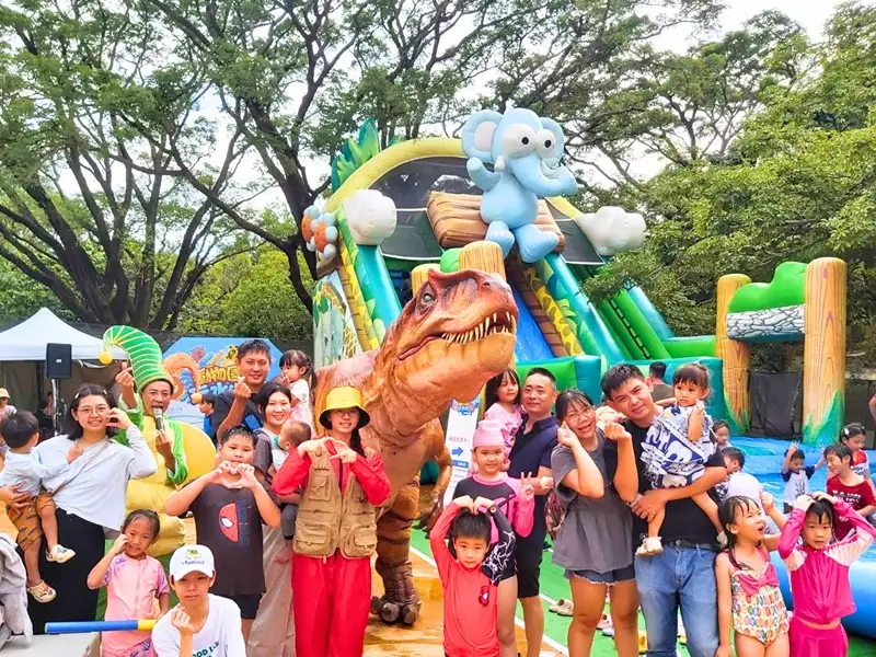 壽山動物園「奇幻水樂園」本週末迎來最終場，水槍大戰讓大小朋友在親水廣場清涼消暑、歡樂放電。（高雄市政府觀光局提供）