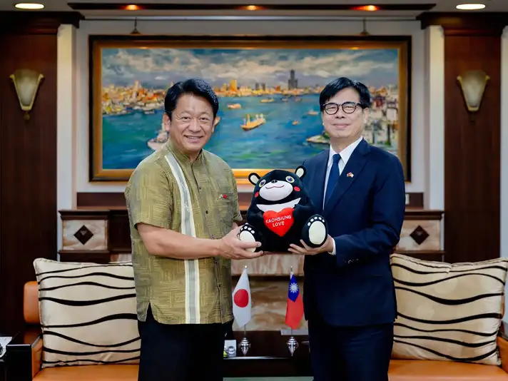 日本沖繩縣石垣市長中山義隆率市府團隊、石垣機場及在地產業代表拜訪高雄，由市長陳其邁親自接見。（高雄市政府提供）