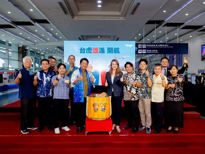 台灣虎航「高雄—石垣島、小松」雙航線首航典禮儀式，觀光局高閔琳與石垣市中山義隆市長代表團合影。（高雄市政府提供）
