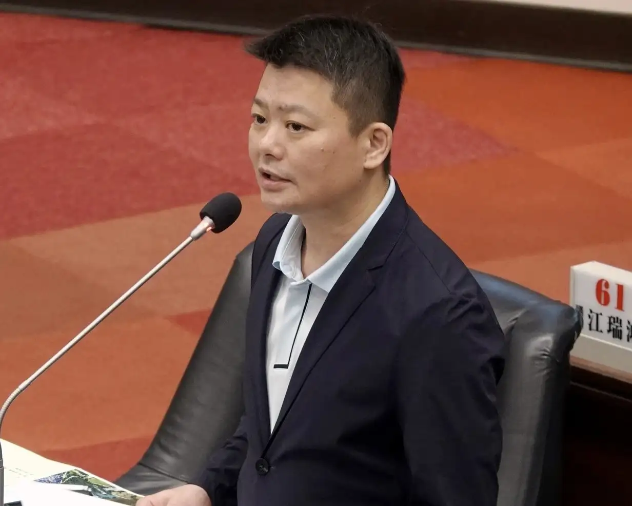 高雄市副議長曾俊傑10日於議會質詢老人住宅議題，指出高雄老人公寓及銀髮家園供給不足，要求市府增加居住量能，並提高65歲以上長者入住社會住宅的機會。（曾俊傑服務處提供）