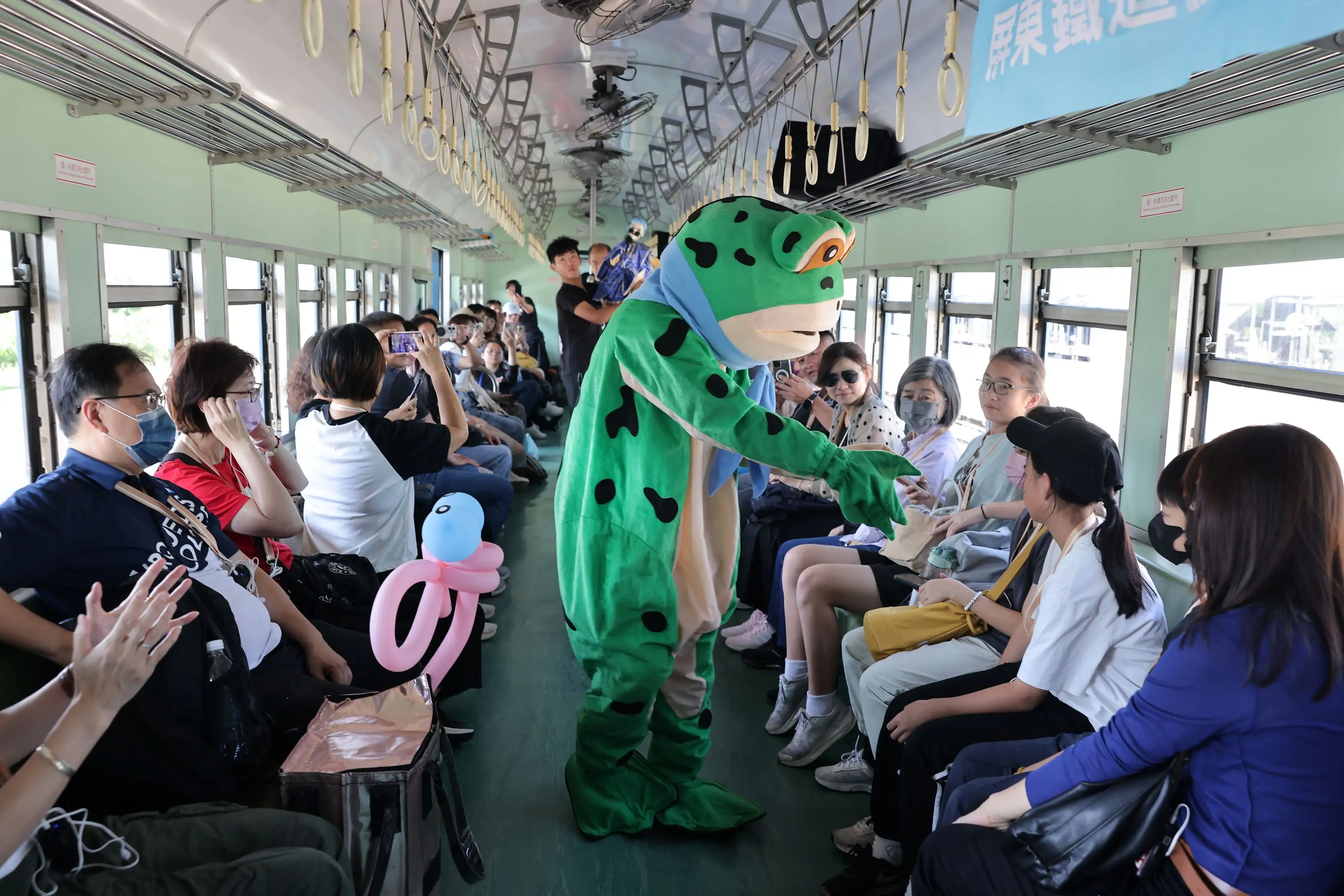 深受鐵道迷期待的南國漫讀藍皮之旅，串聯鐵道、閱讀、地方文化與表演。（縣府提供）