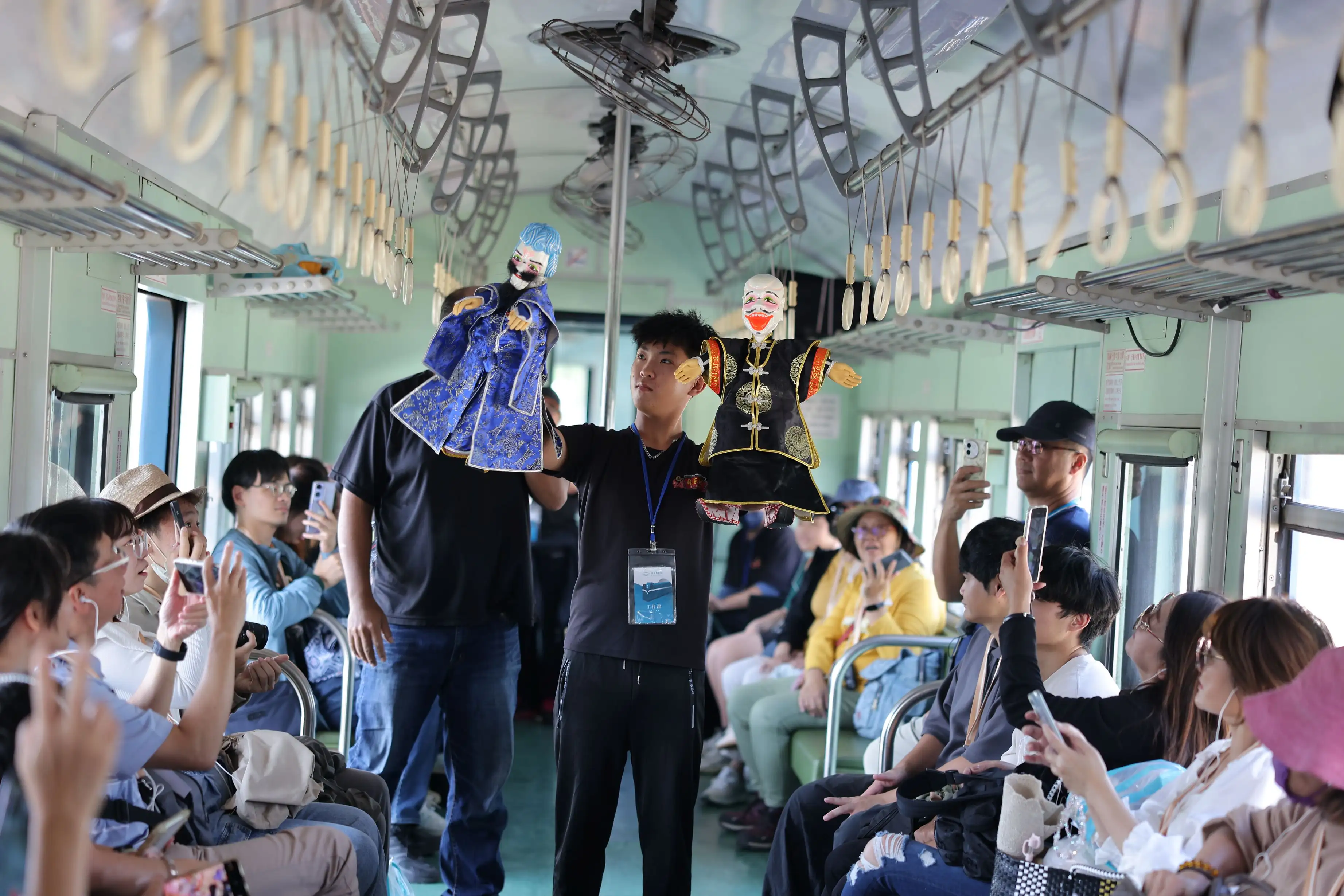 「上西園掌中劇團」演出融入臺灣傳統廟會陣頭藝術。（縣府提供）