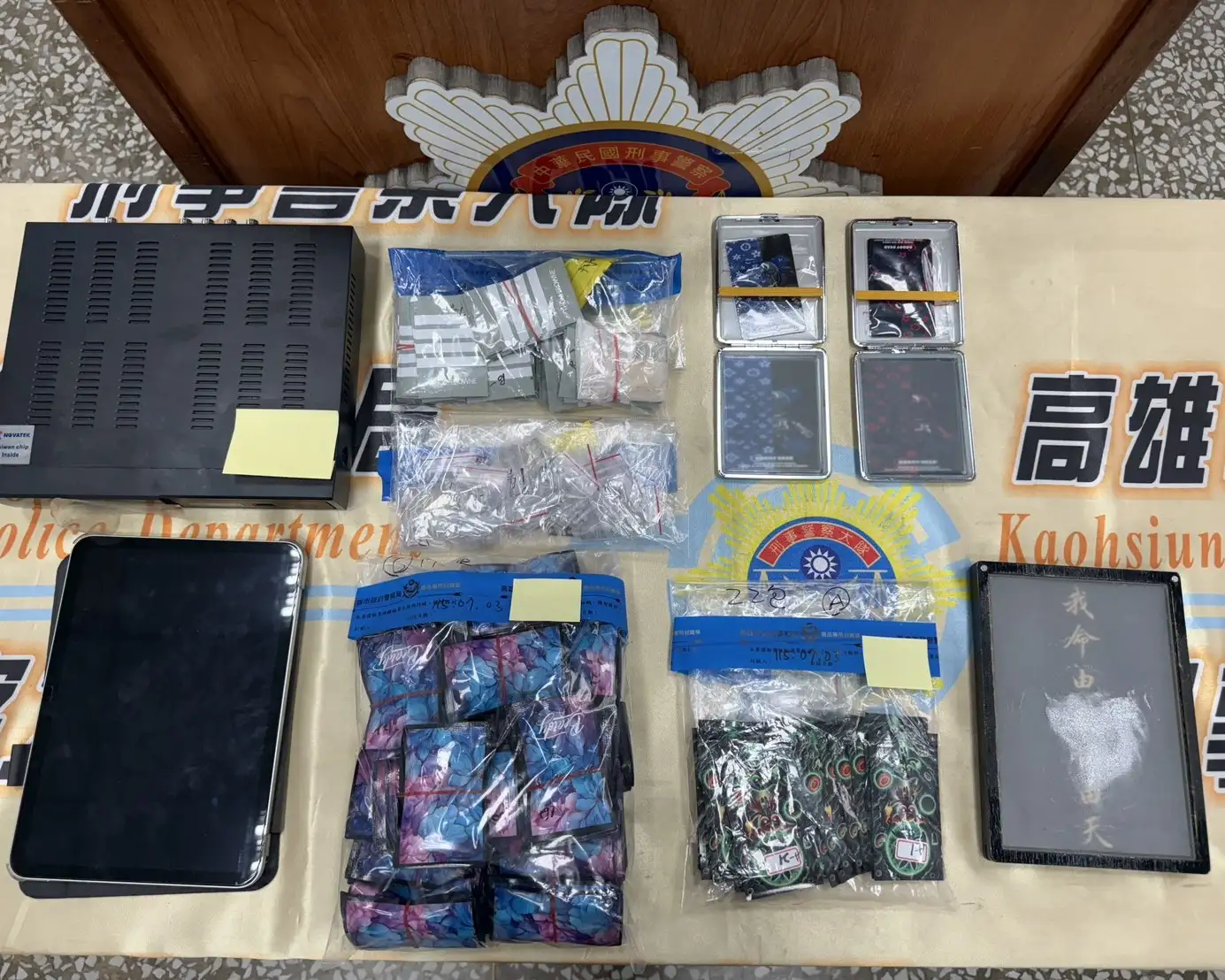 現場查獲35名越籍男女全數帶回，並起出卡西酮、毒品咖啡包、依托咪酯菸彈及愷他命等毒品證物。(高雄市政府警察局刑事警察大隊提供)