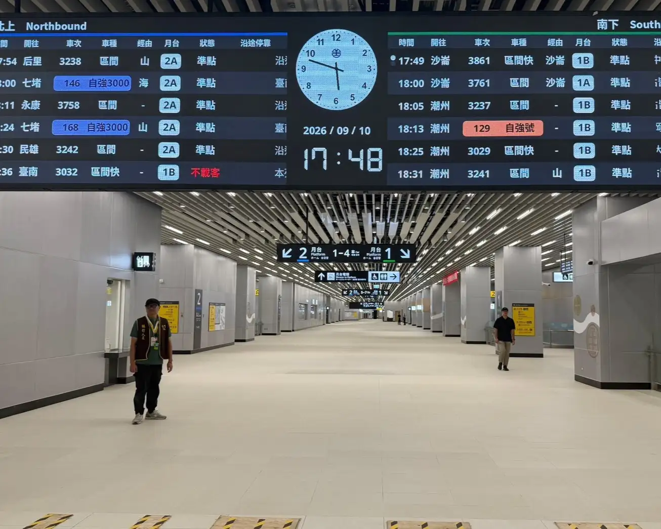 新台南車站設有貫穿東西兩側的下沉式廣場，地下穿堂層規劃售票大廳、商店及服務中心。(台南市政府提供)