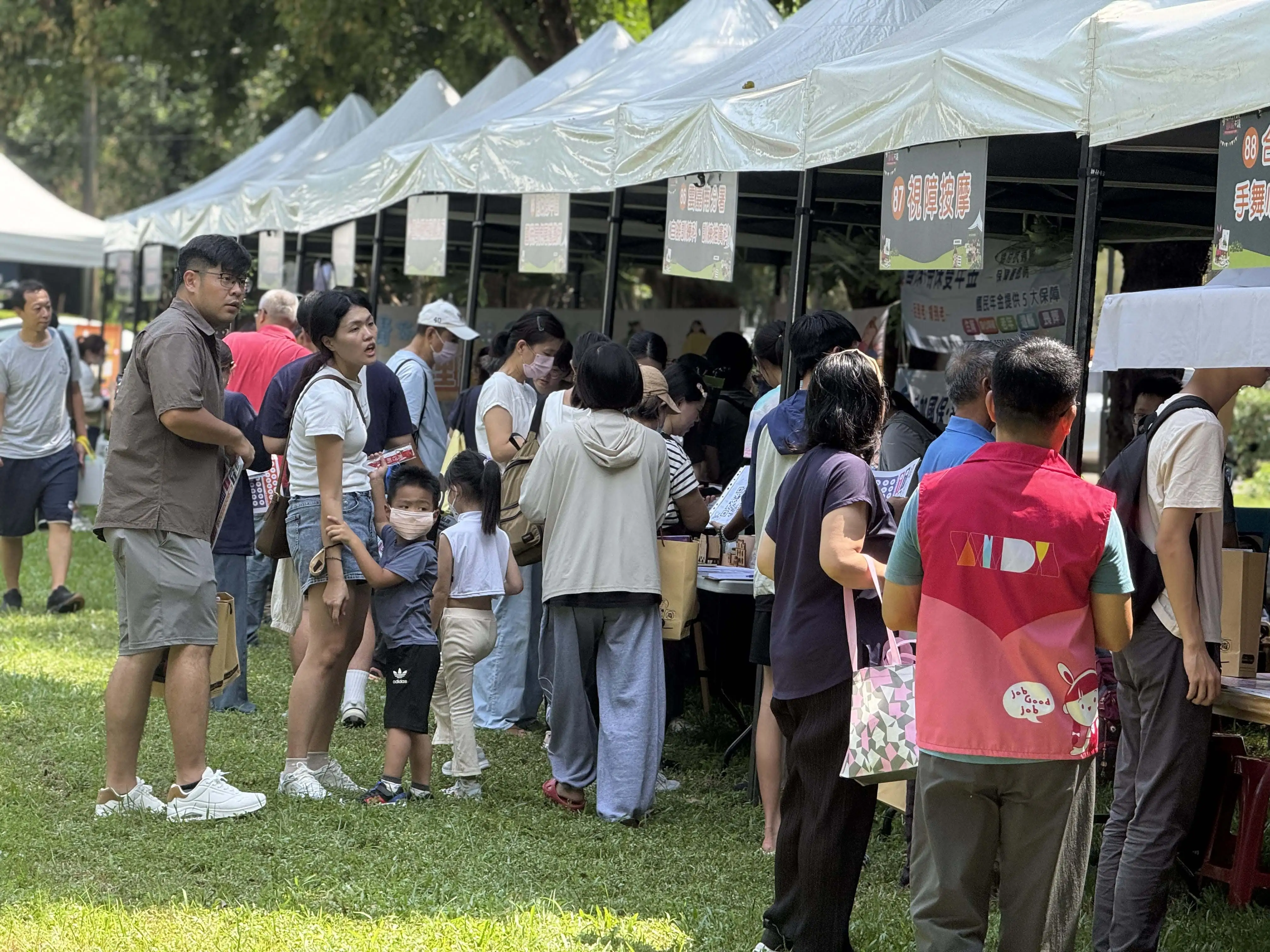 勞動部虎尾就業中心「夢想野Fun・徵薪不讓」大型徵才暨市集活動，集結31家企業進駐，提供近1,300個工作機會，協助民眾在地就業。(南分署提供)