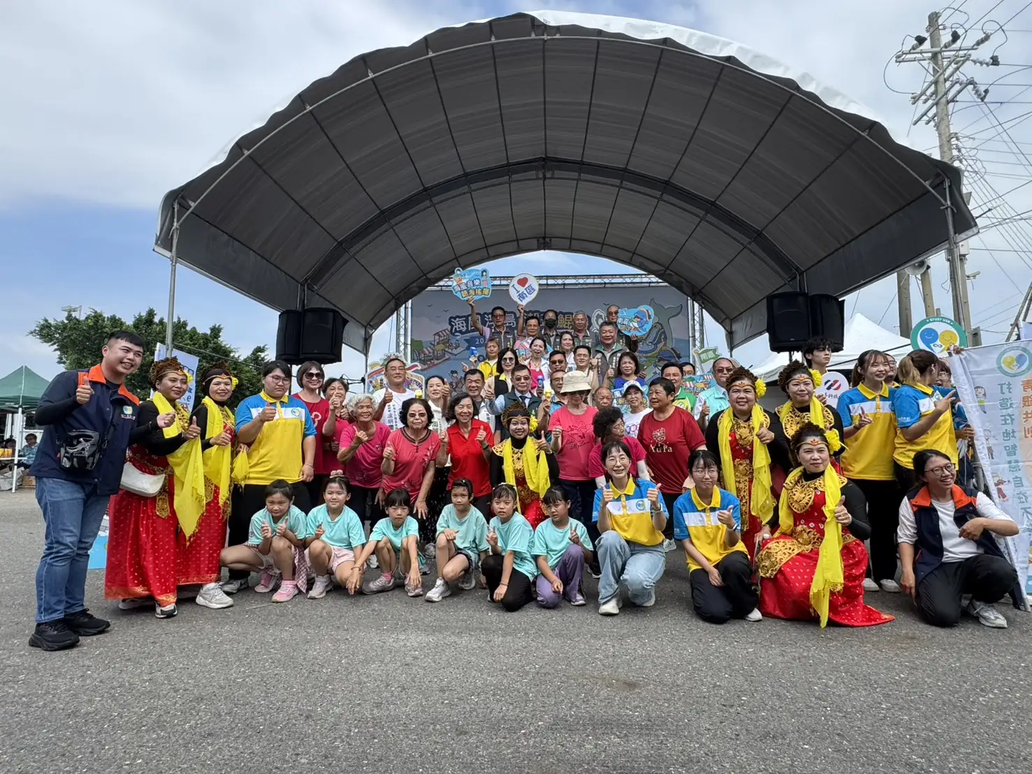台南市副市長姜淋煌蒞臨四鯤鯓紅樹林水上市集為活動啟航，與地方各界、社區長輩、學童及表演團隊開心合影。（記者劉美祺攝）