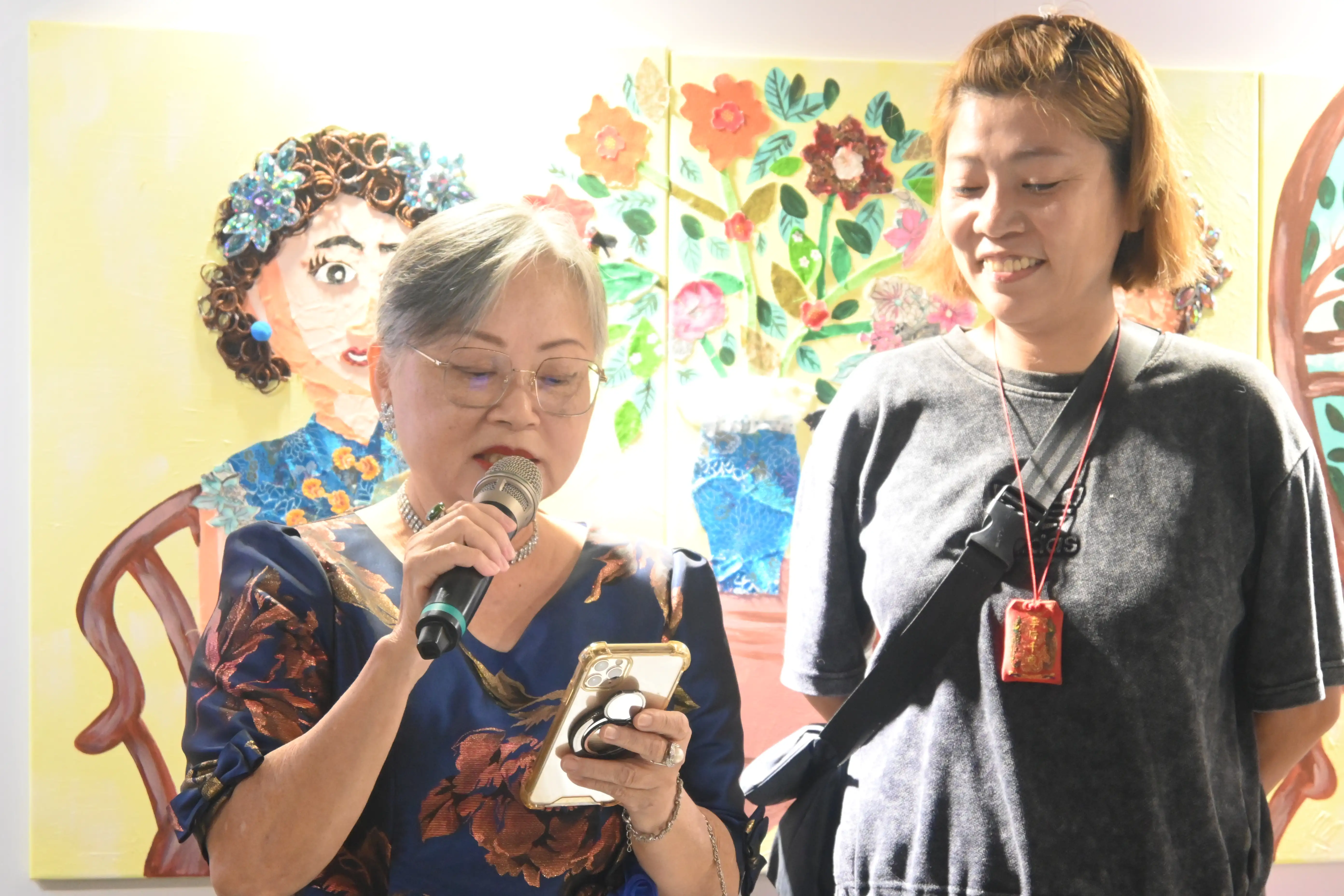 參與創作的梅花里長者蔡金雀(左)分享母親昔日擔任女裝裁縫師的生命故事，梅花里里長林思萍(右)在旁聆聽。(圖/安南醫院提供)