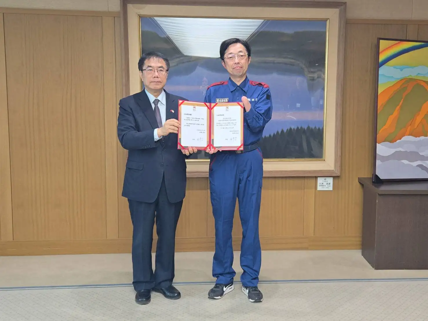 台南市長黃偉哲(左)將善款轉交熊本縣知事木村敬(右)，盼協助當地災後復原。(圖/台南市政府提供)