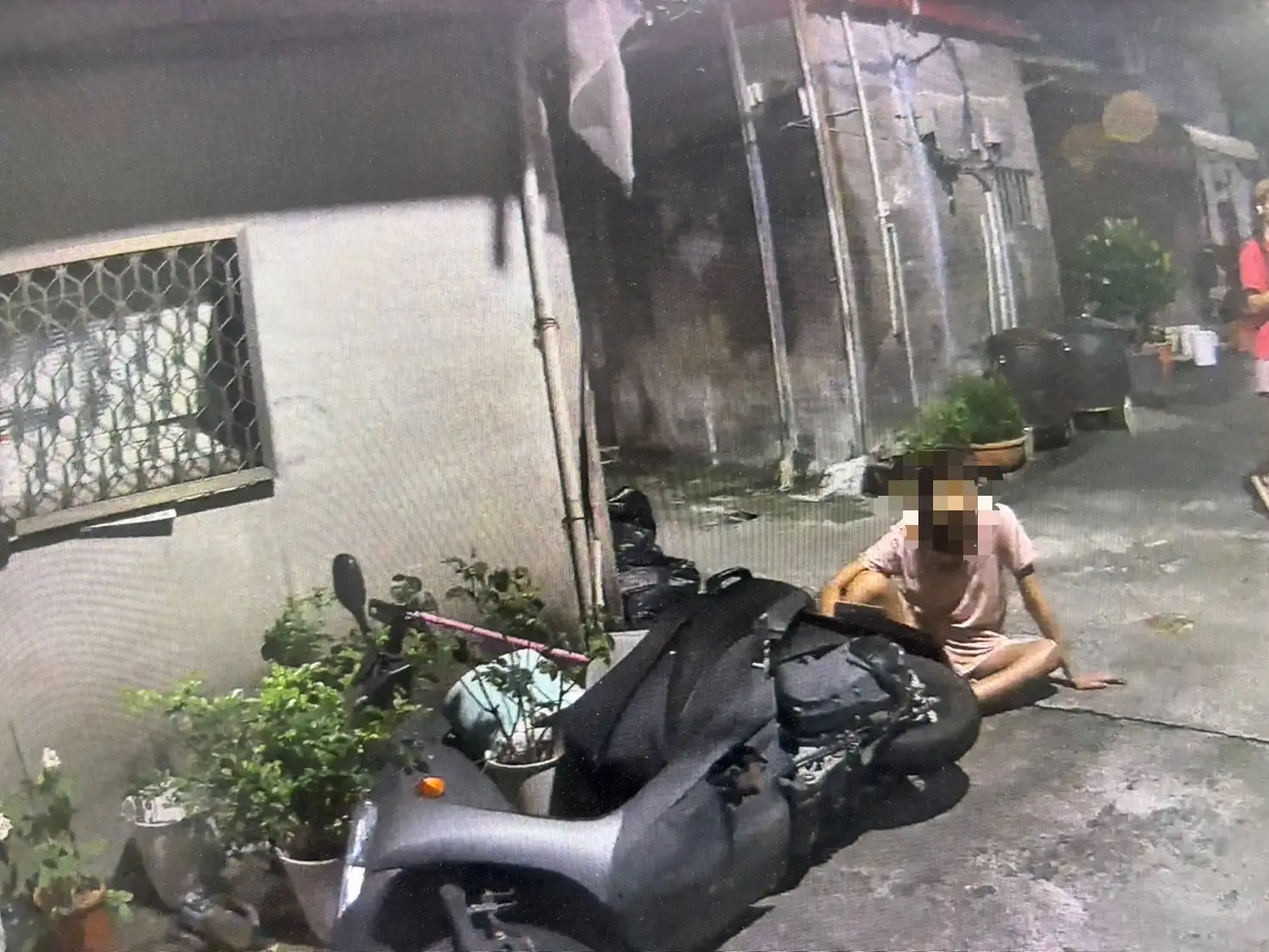 朱女自稱「騎小路比較不會被抓」，深夜卻因酒醉直接在巷弄連人帶車摔倒在地，反將員警直接「招上門」。（圖／翻攝畫面）
