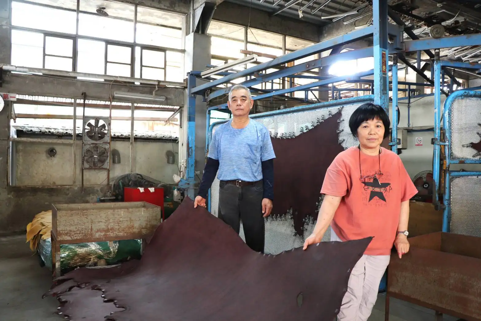 阿三(左)透過公司楊小姐(右)輔導，逐漸掌握操作技巧及工作方法，克服了初期的不適。