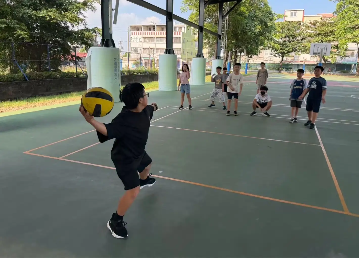 大寮國小附設幼兒園小朋友一起參與運動，在遊戲中培養運動習慣，享受運動樂趣。（圖 / 大寮國小提供）