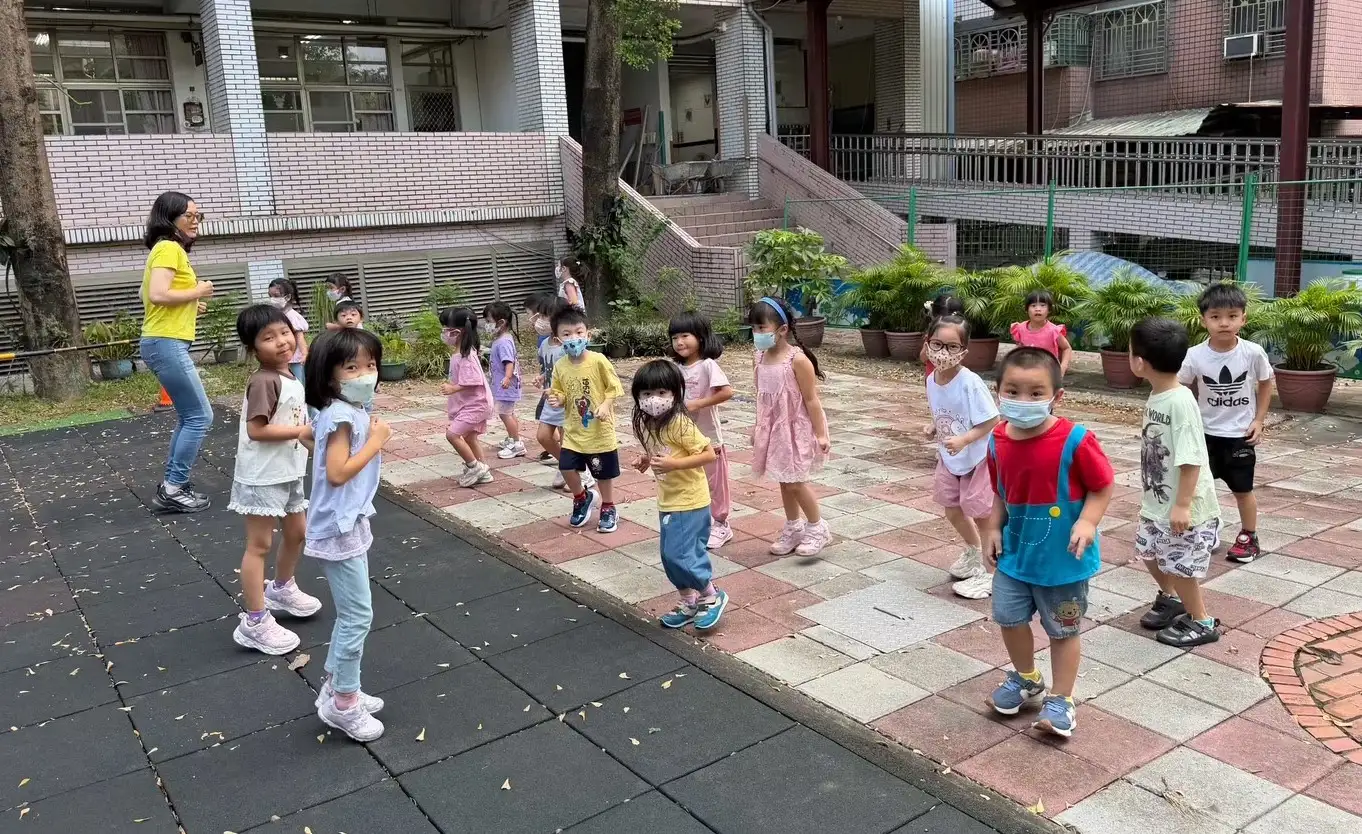 大寮國小附設幼兒園小朋友一起參與運動，在遊戲中培養運動習慣，享受運動樂趣。（大寮國小提供）