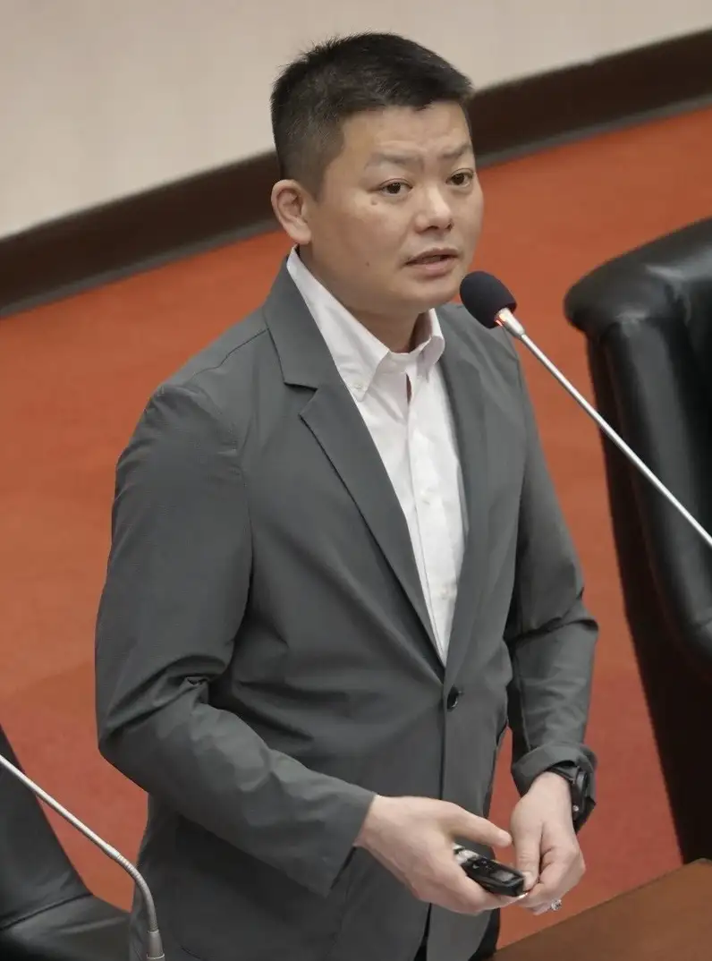高雄市副議長曾俊傑關注青年就業問題，指出高雄雖有高科技產業持續進駐，但青年失業情況仍未明顯改善，要求市府掌握真實數據，提出具體改善對策。（曾俊傑提供）