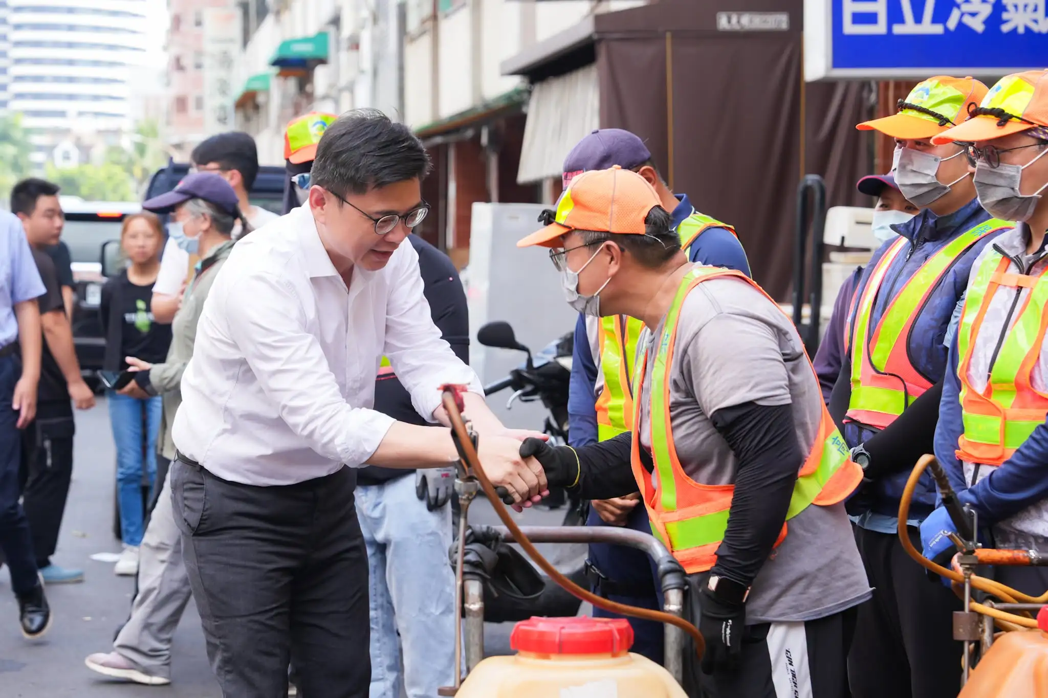 民進黨高雄市長候選人賴瑞隆到三民區慰問清潔隊及登革熱防治隊人員，感謝第一線工作夥伴守護城市環境，並關注高溫執勤的工作需求。（賴瑞隆團隊提供）