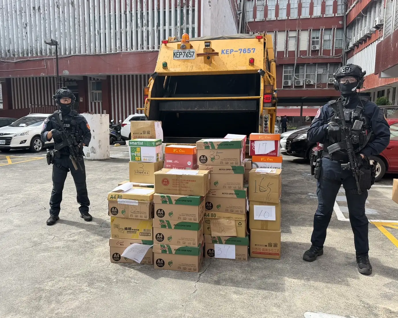 為確保銷燬過程嚴謹，刑警大隊、保安大隊等單位警力荷槍實彈戒護及錄影，直到全批證物進入焚化爐完成銷燬。(高雄市政府警察局刑事警察大隊提供)