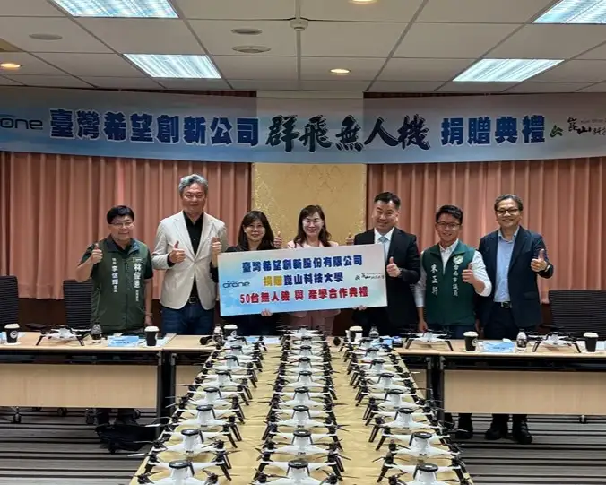 台灣希望創新公司董事長黃麗如代表(左3)捐贈無人機予崑大李天祥校長(右3)，立委林宜瑾、市議員朱正軒、立委林俊憲特助暨六合里里長李信輝、公信電子副總經理王英傑等人到場見證。(崑山科技大學提供)
