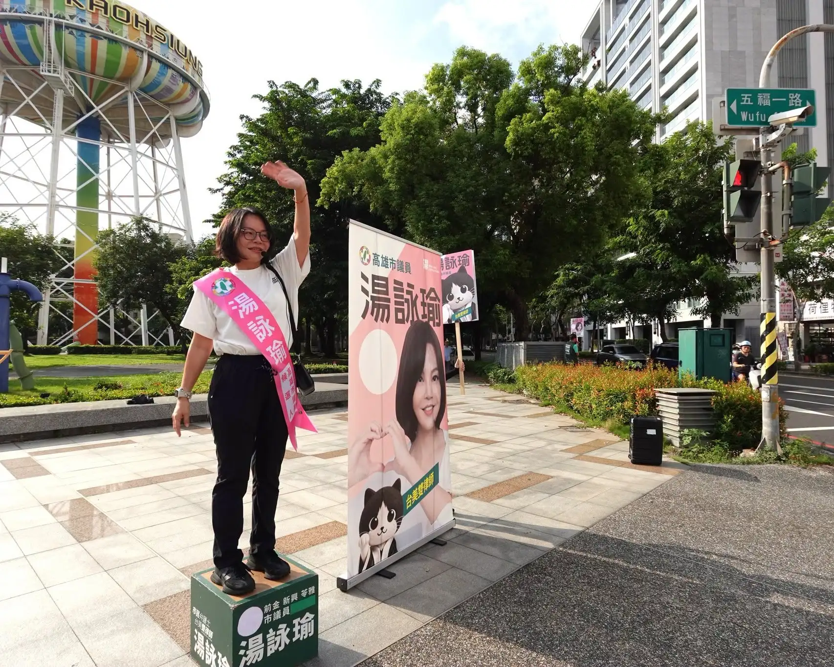 高雄市議員湯詠瑜爭取高雄車站建國路與中山路口增設防撞護欄，目前工程已進場施作，盼透過實體防護設施降低人車交織風險，提升通勤市民及旅客行走安全。（湯詠瑜提供）